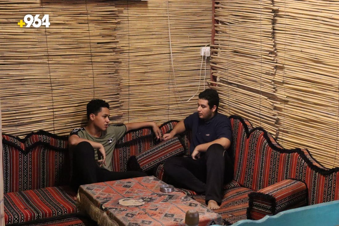 ماذا نفعل قبل الشتاء.. صاحب مقهى الريف في الحرية يشرك زبائنه في حوار ديمقراطي!