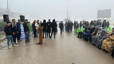 تظاهرة تقطع شارعاً حيوياً وسط بعقوبة للمطالبة بقادة أمنيين من أبناء ديالى (صور)