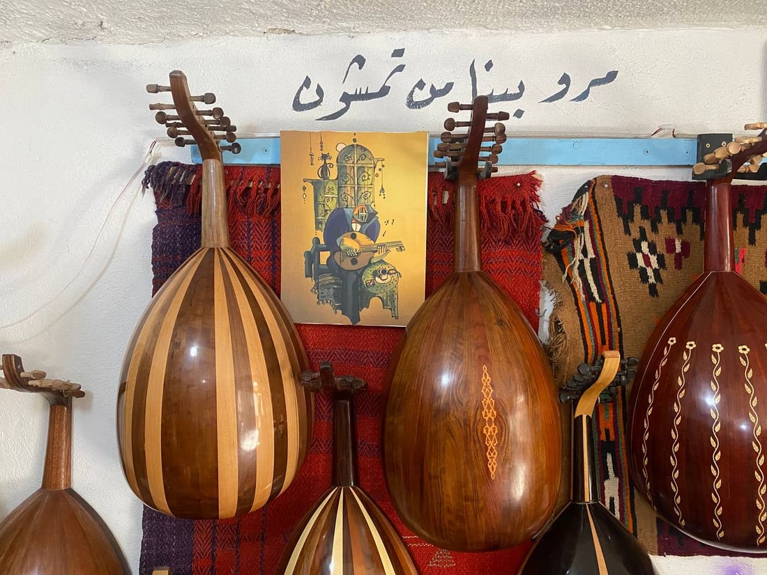 صور من دار “صالح الكويتي” للموسيقى.. ورشة بغدادية لصناعة وبيع العود