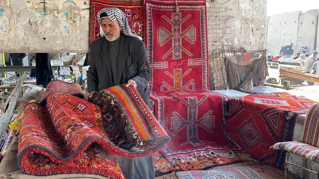 الناصرية: حاج رسول يذود عن السجاد العراقي وحيداً.. والأثرياء يعشقون الحجيمي (صور)