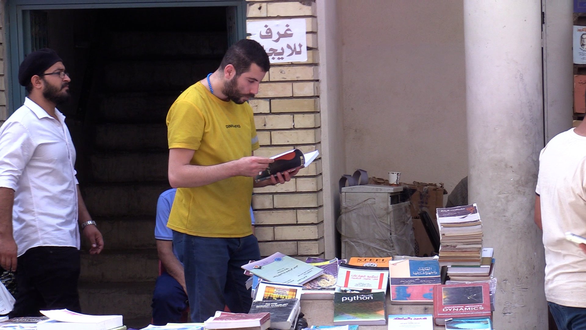 فيديو: عراقيو المتنبي مهتمون بـ”رأس الدكتاتور” و”المجتمع السائل” وديوان ...
