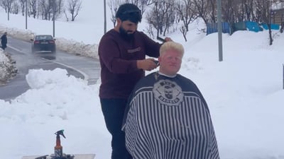 بە دەستە گەرمەکانی لە ناو سەرمای برادۆست دەلاکی دەکات