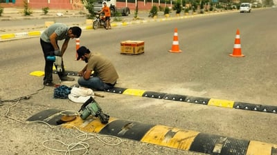 آلتون كوبري تنصب مطبات أمام المدارس.. السيارات والدراجات مسرعة ومتهورة (صور)