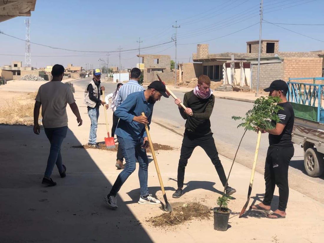 صور: عشرات الشباب يزرعون السبحبح في شوارع البعاج.. “نريد الأوكسجبن والظلال”