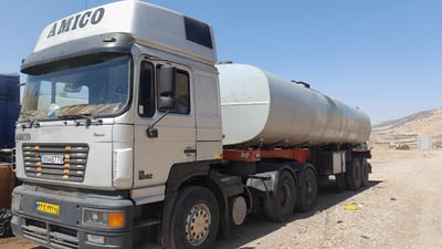 دووکەس لەناو تانکەرێکی سووتەمەنی گیریان خواردووە و غاز لێی داون