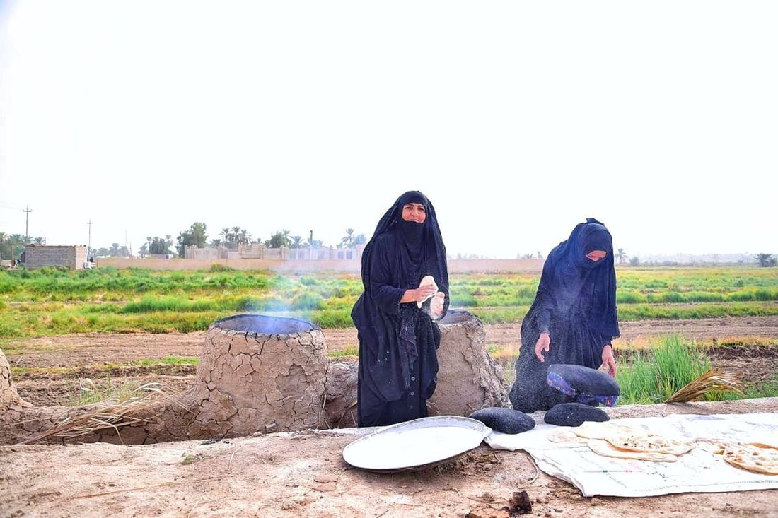 “تنور الطين” ما يزال دافئاً في طويريج.. الخبز للأهل والزائرين فقط (صور)