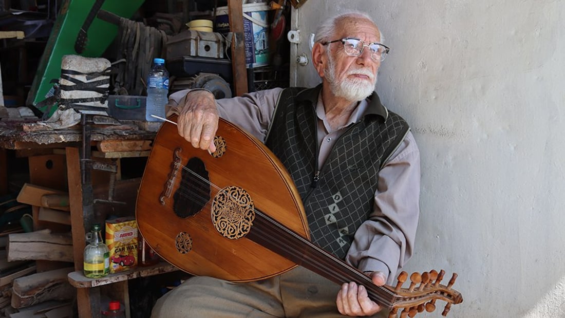 964 مع “شيخ العوّادين” في الطوبجي.. صنع 4000 عود ولا يطيق مفارقة رائحة الخشب
