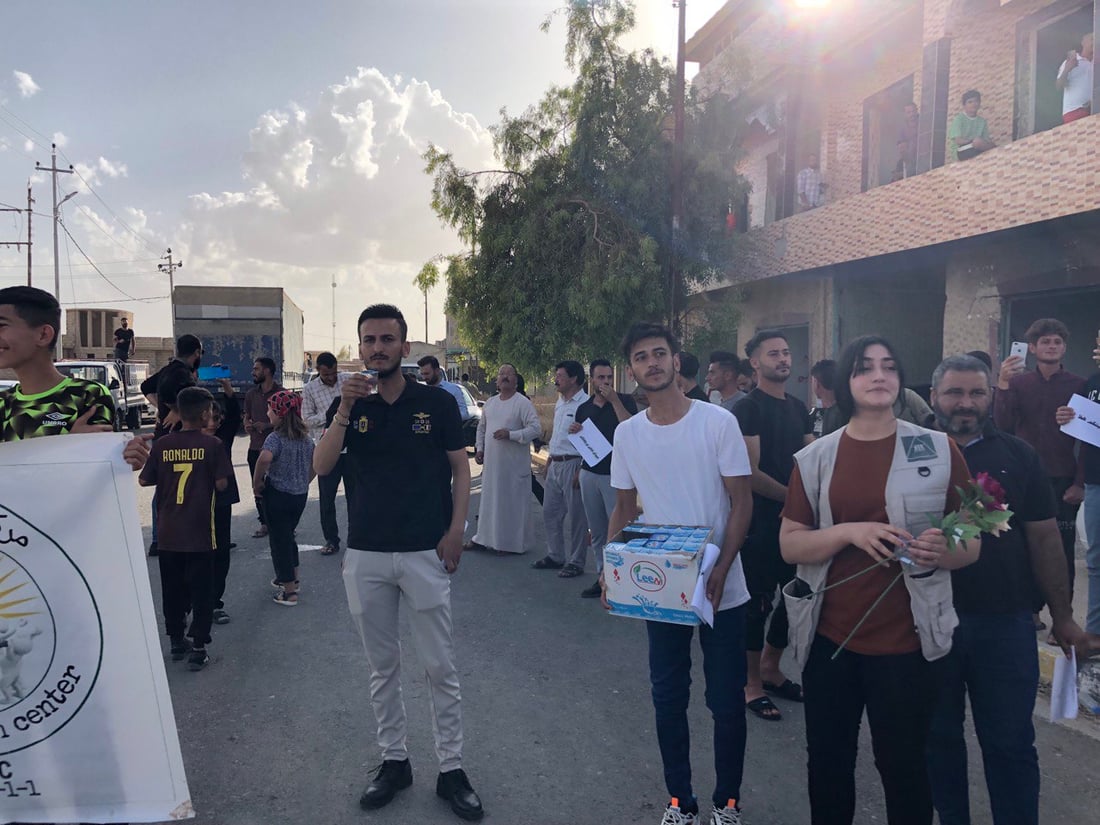 صور مؤثرة: سكان سنجار يستقبلون أهلهم العائدين بالورد.. انتهى نزوح الـ 8 أعوام