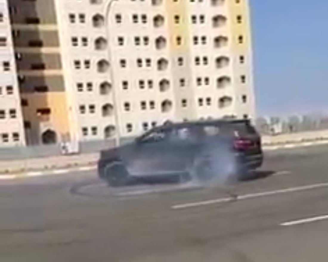 صور: هواية “التفحيط” ترعب سكان بسماية.. دوريات وحواجز لضبط “المجانين”