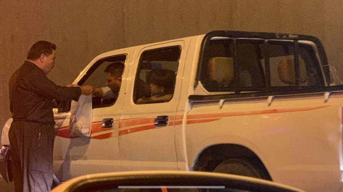 صور مؤثرة من أربيل قبل قليل: السائق يبكي.. والمارّة يجمعون له المال