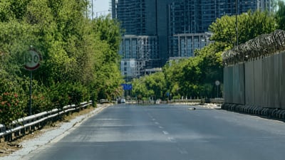 الخضراء فارغة بعد صولة الزيدي.. الدخول ممنوع والخروج بتفتيش دقيق (صور)