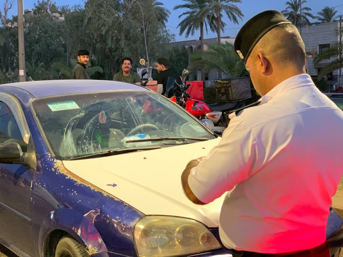 شرطي مرور حائر بـ “فوضى الأربع شوارع” وسط بغداد: نحن في “ورطة” (صور)