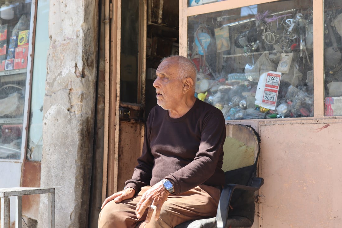 بغداد: العم “جاسم” يلهم الشبان أسرار تصليح “البايسكلات” وينعى نفسه (فيديو)