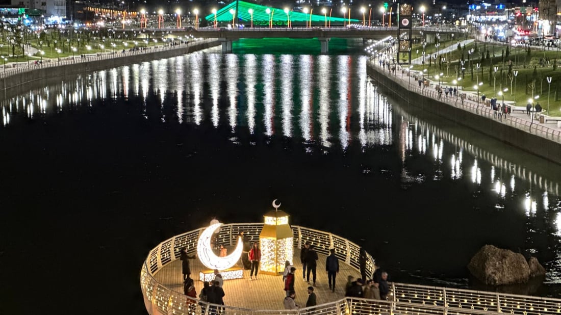 صور من ليالي رمضان الساحرة على ضفة الخابور في زاخو.. العوائل تتنزه قبل السحور