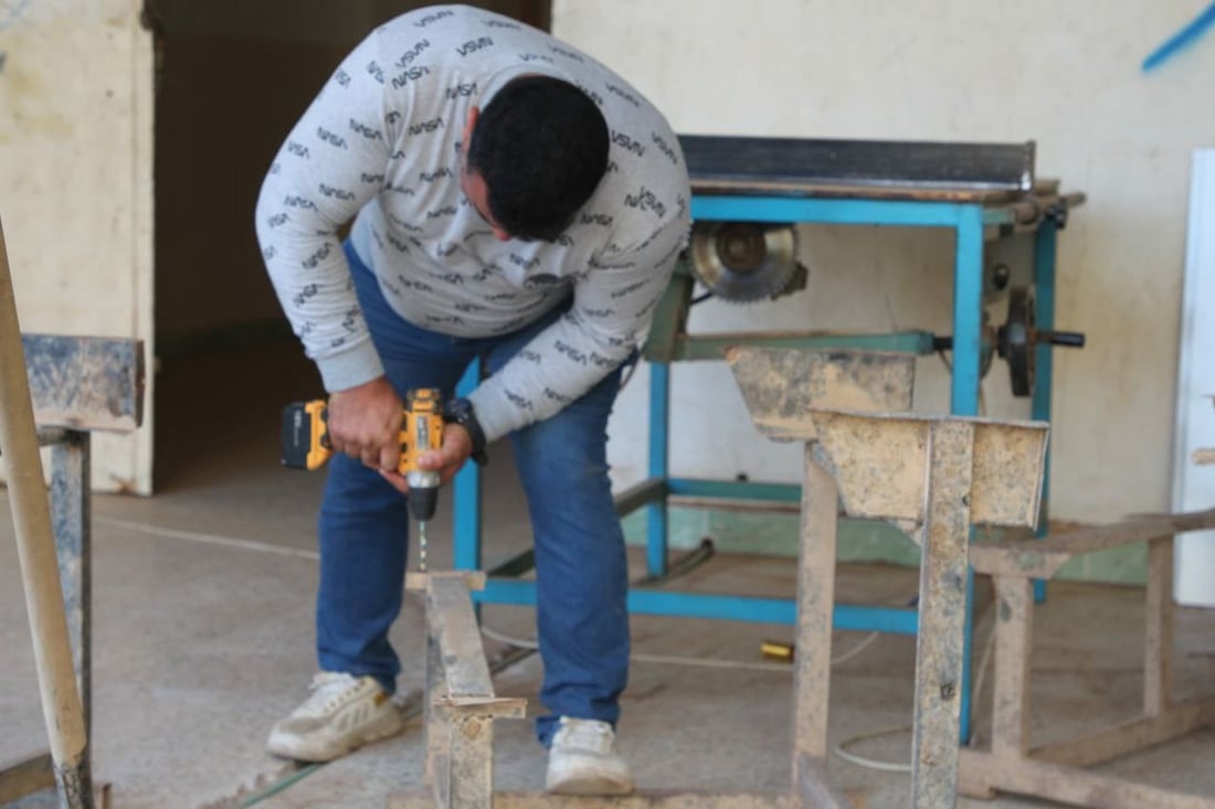 يعملون بصمت.. مدرسو صناعة هيت يقتربون من إصلاح 1500 مقعد دراسي