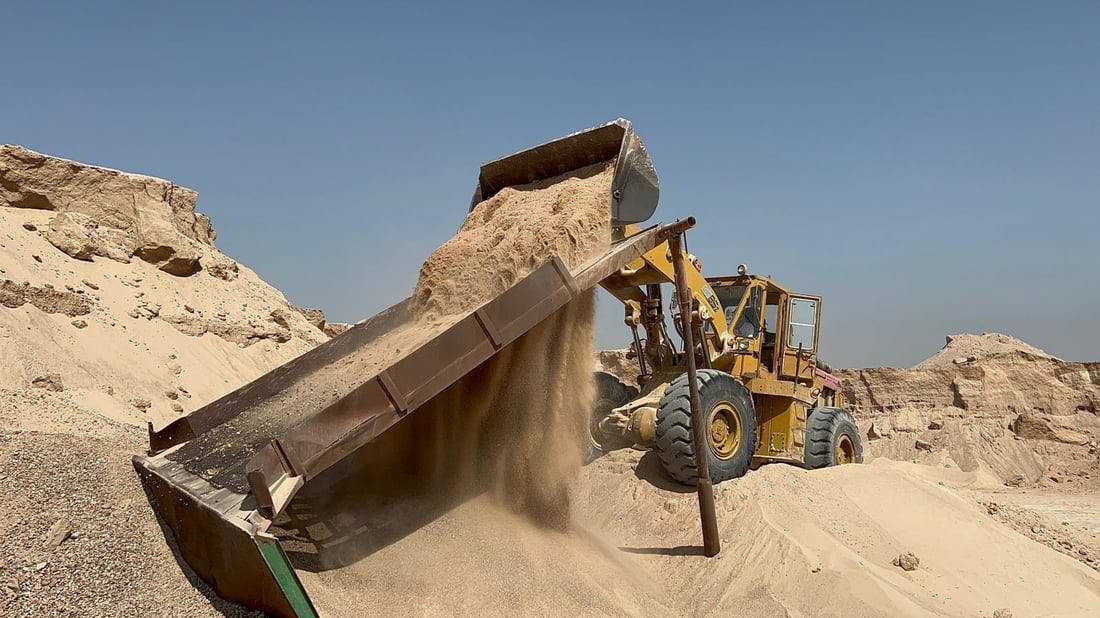 “سنام البصرة كله خير”.. فيديو لاستخراج أفضل مواد البناء من محيط الجبل الوحيد