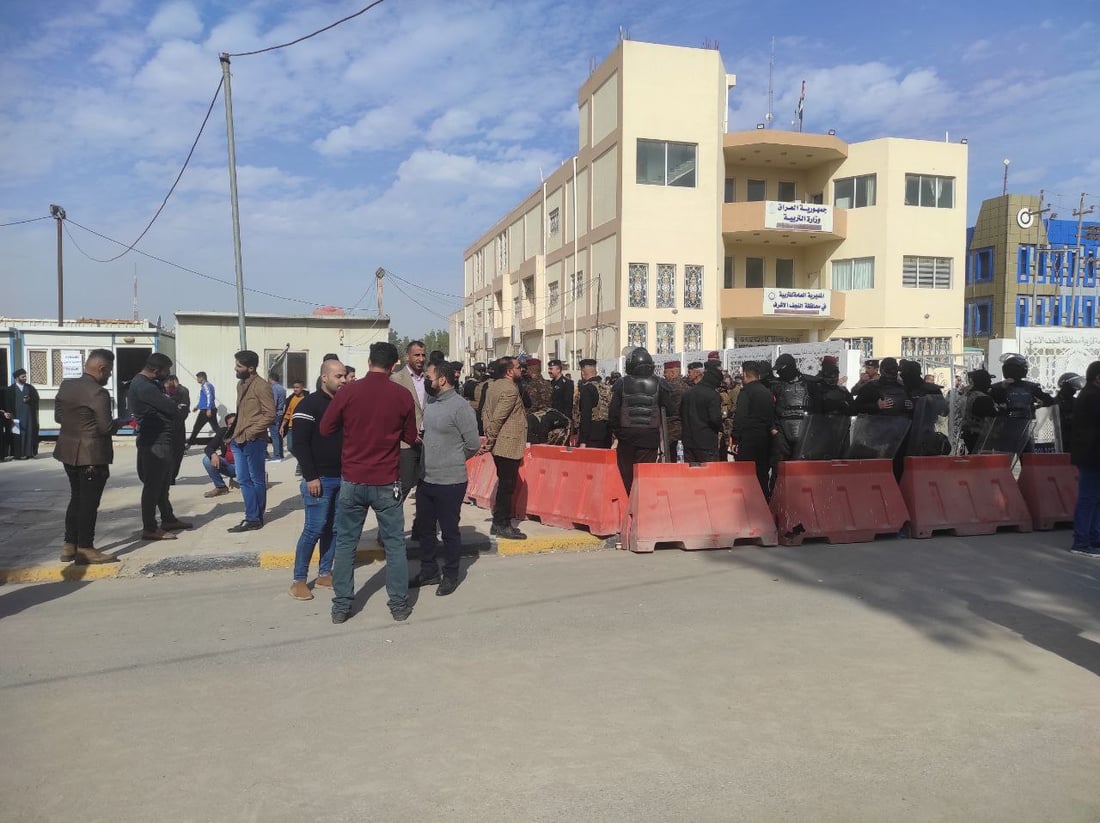 تربية النجف مغلقة منذ يومين.. تظاهرة حاشدة للمحاضرين وأصحاب العقود (فيديو)