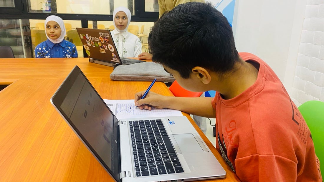 صور: ميسان “تتحكم بالروبوتات”.. إذا أعفيت من الامتحانات تعال إلى نادي البرمجة