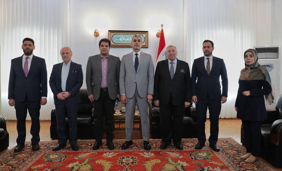 ممثل خامنئي تدخل لحل أزمة الطلبة العراقيين.. وفد من الجامعة في مبنى السفارة