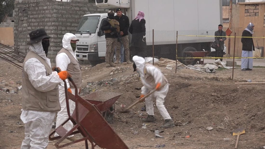 صور: فريق حكومي يبدأ أعمال رفع الرفات من مقبرة جماعية في سنجار