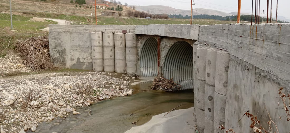 صور: عبور النهر نحو دوكان لم يعد خطراً.. متبرع هدم الجسر القديم وبنى جديداً