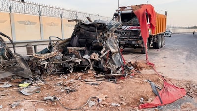 فيديو: قلاب يدهس كيا ويحولها إلى كومة حديد ويتسبب بموت سائقها في النجف