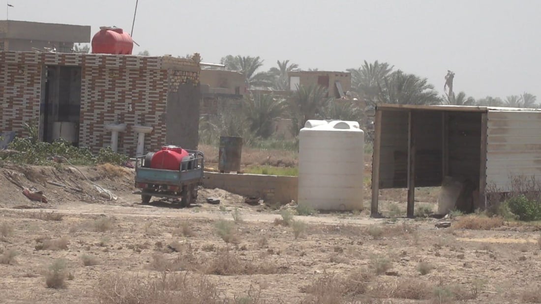 صور: سيدات بابل ينقلن الماء بـ”الجليكانات” منذ أسبوعين.. والكهرباء تعد بخط طوارئ