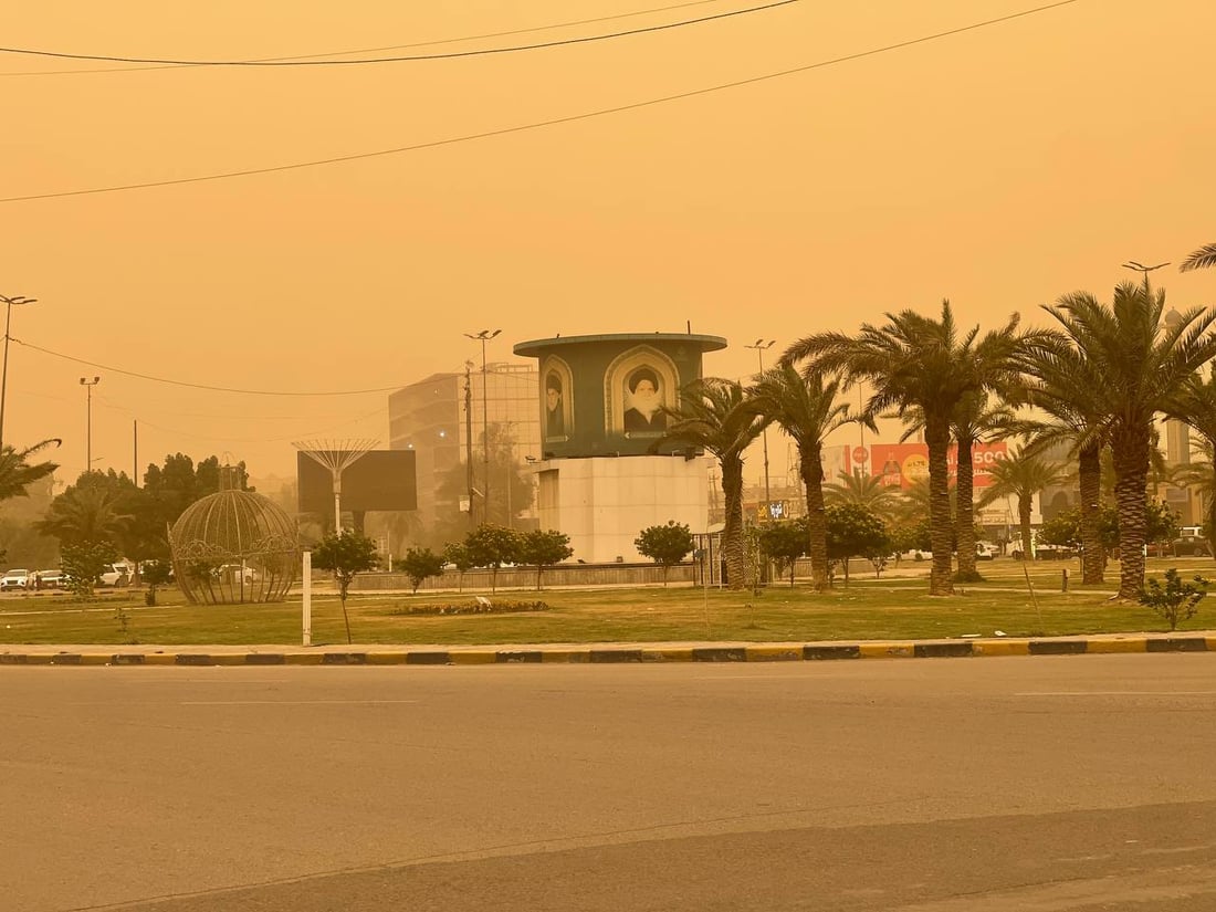 صور: عاصفة ترابية تحول سماء النجف إلى اللون الأحمر