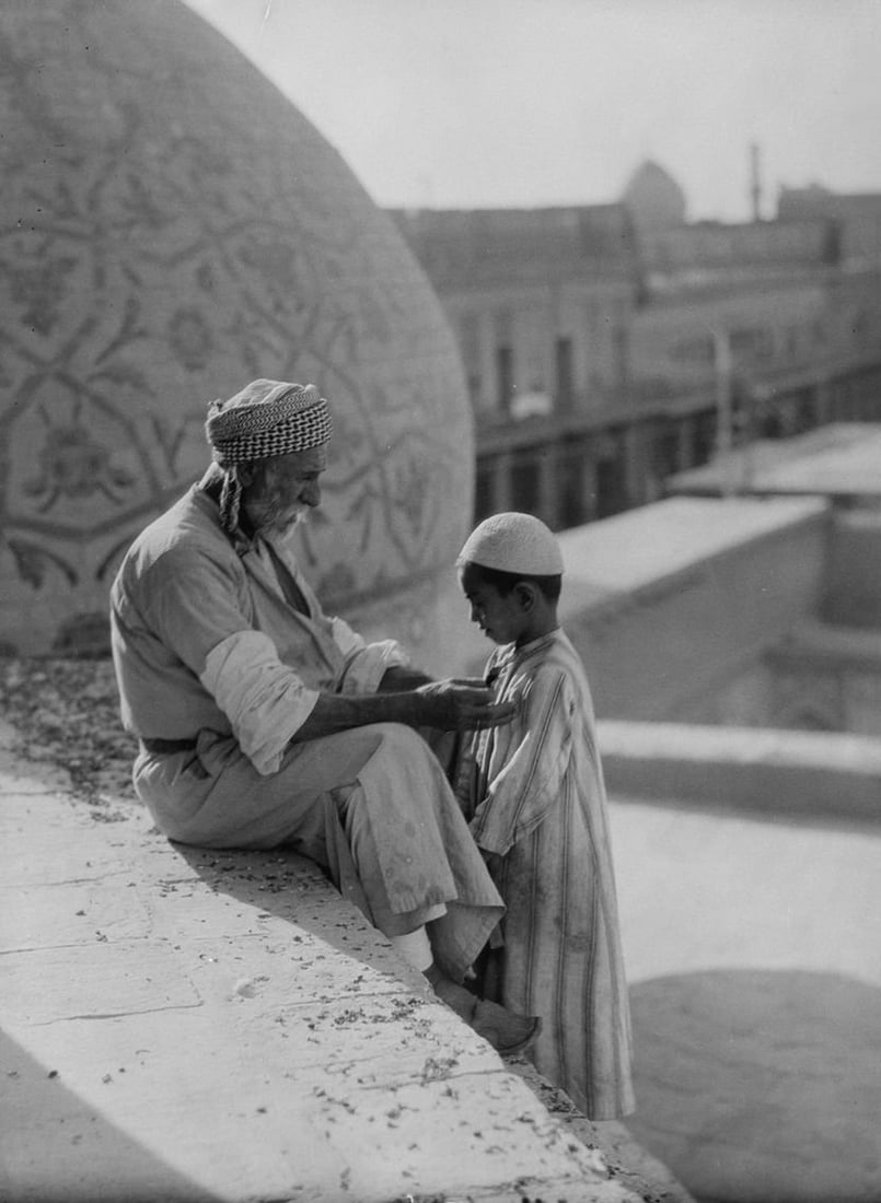 كاميرا 964 تعيد تصوير أرشيف الحيدرخانه.. المؤذن يحاكي لقطة عمرها 90 عاماً (صور)