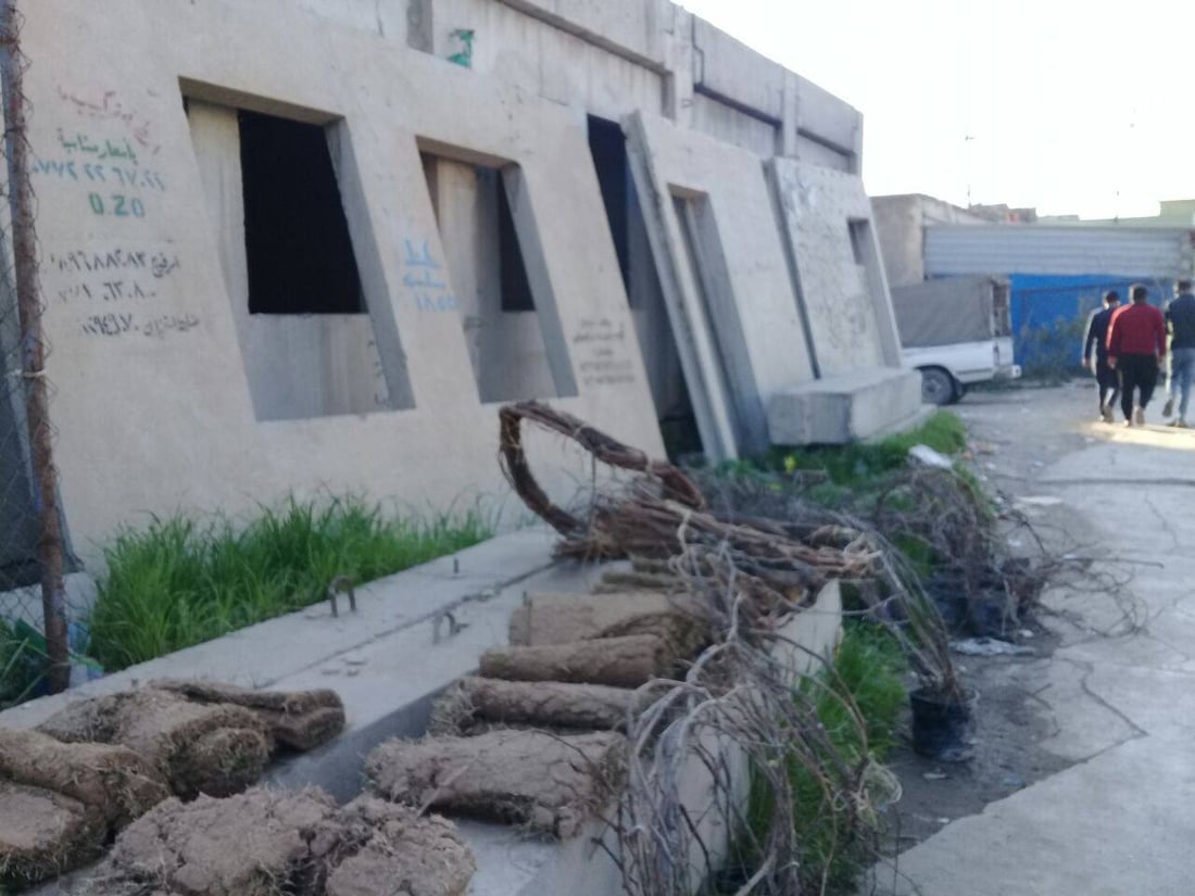 صور: بائع زهور يحوّل مدرسة في آلتون كوبري إلى مشتل.. ”مهجورة منذ 12 عاماً“