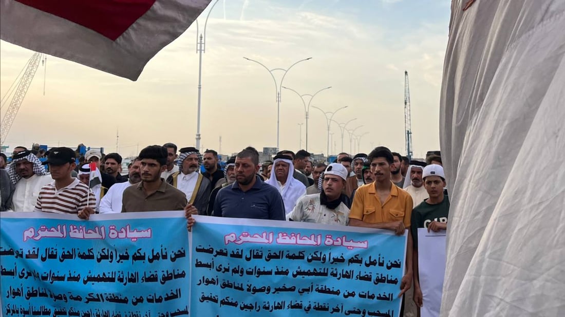 عشائر الهارثة تخرج راياتها للتظاهر.. الإهمال بات لا يطاق وهذه مجرد بداية (صور)