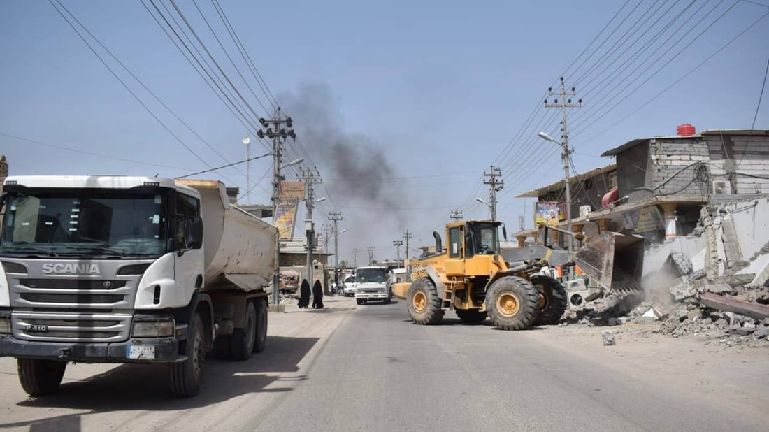 البصرة: “الشفل” سيدمر كلّ التجاوزات في شوارع “الصادق” والحملة لن تتوقف (صور)