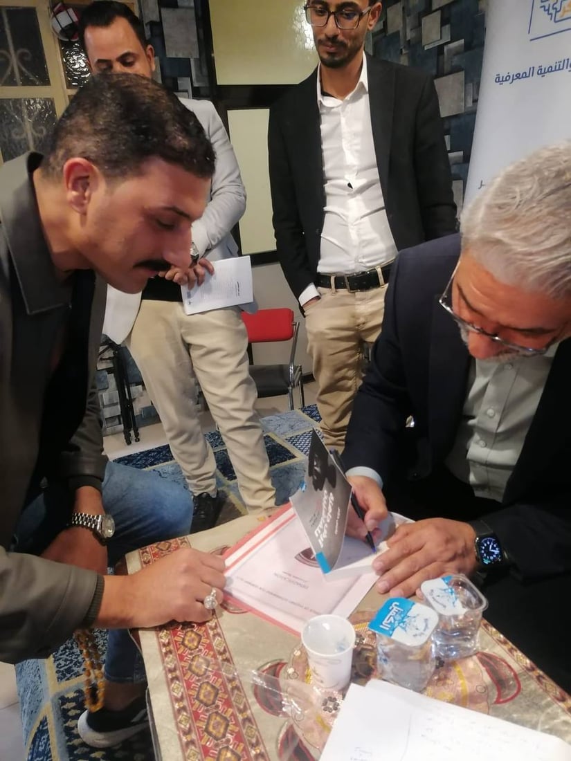 اجتثاث صدام حسين “إعدام من لا يعدم”.. فارس حرام يوقع كتابه في كربلاء (صور)