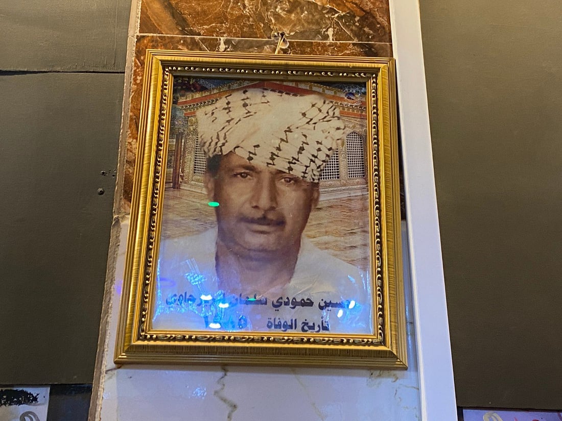 مقهى الكحلاء يطعم الصيادين فجراً ولا يزيل صور “الزعيم” وگوگوش بتبدل الزمان (صور)