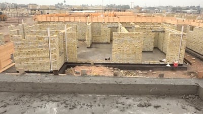 متوقف منذ العام 2011.. صور من عودة العمل في مشروع إسكان موظفي جامعة بابل