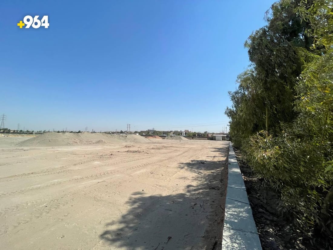 صور “قبل وبعد” لمحيط جامعة الكوفة.. شاب يحول “المزبلة” الى ملاعب ومساحات خضراء