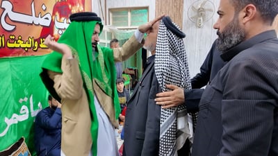 لقطات محيرة من النجف.. لمسة السيد تُسقط الرجال أرضاً!