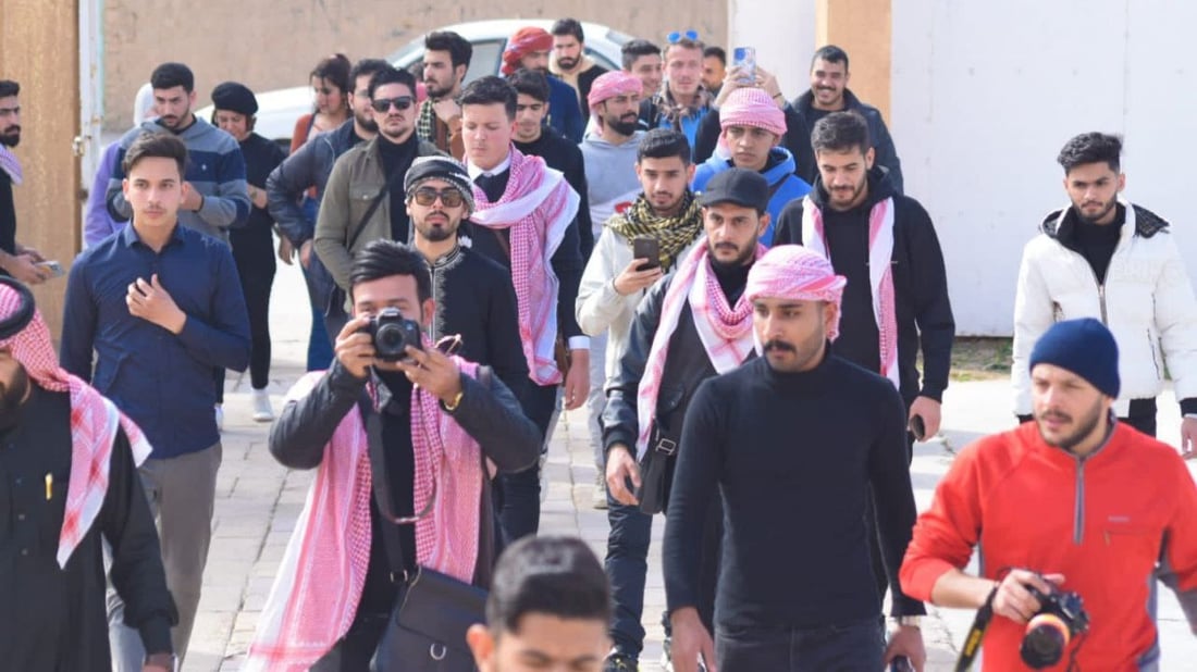 صور: فريق “خيمچي” يحط الرحال في حديثة ويشاهد مسرحية عن تآخي العراقيين