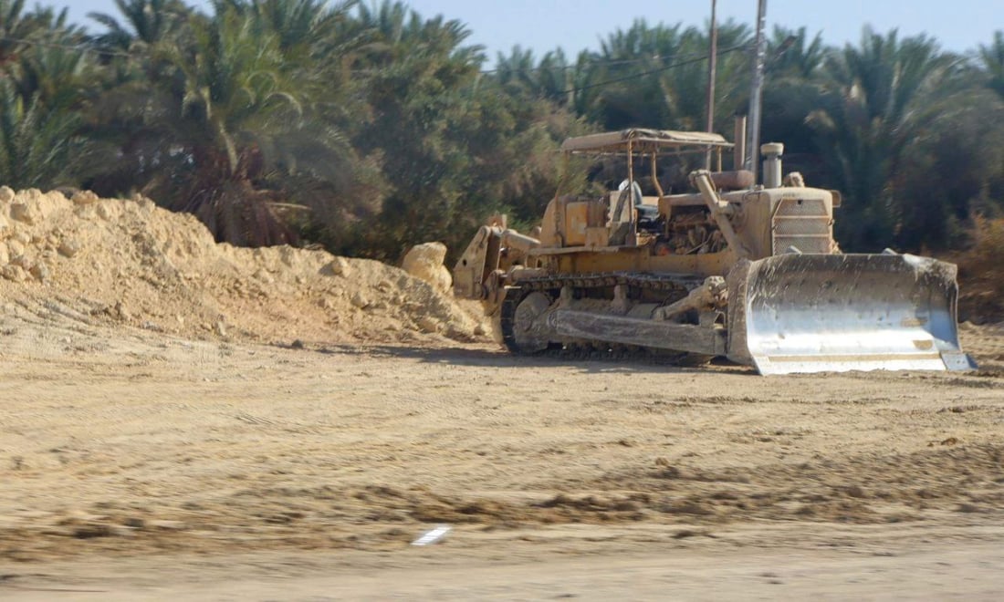 صور: وصلت الآليات وبدأ العمل.. “طريق الموت” بين هيت وحديثة يعود للحياة