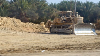 صور: وصلت الآليات وبدأ العمل.. “طريق الموت” بين هيت وحديثة يعود للحياة