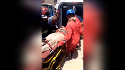 شاهد: إنقاذ 3 عمال من تحت أنقاض منزل منهار في الحبيبية