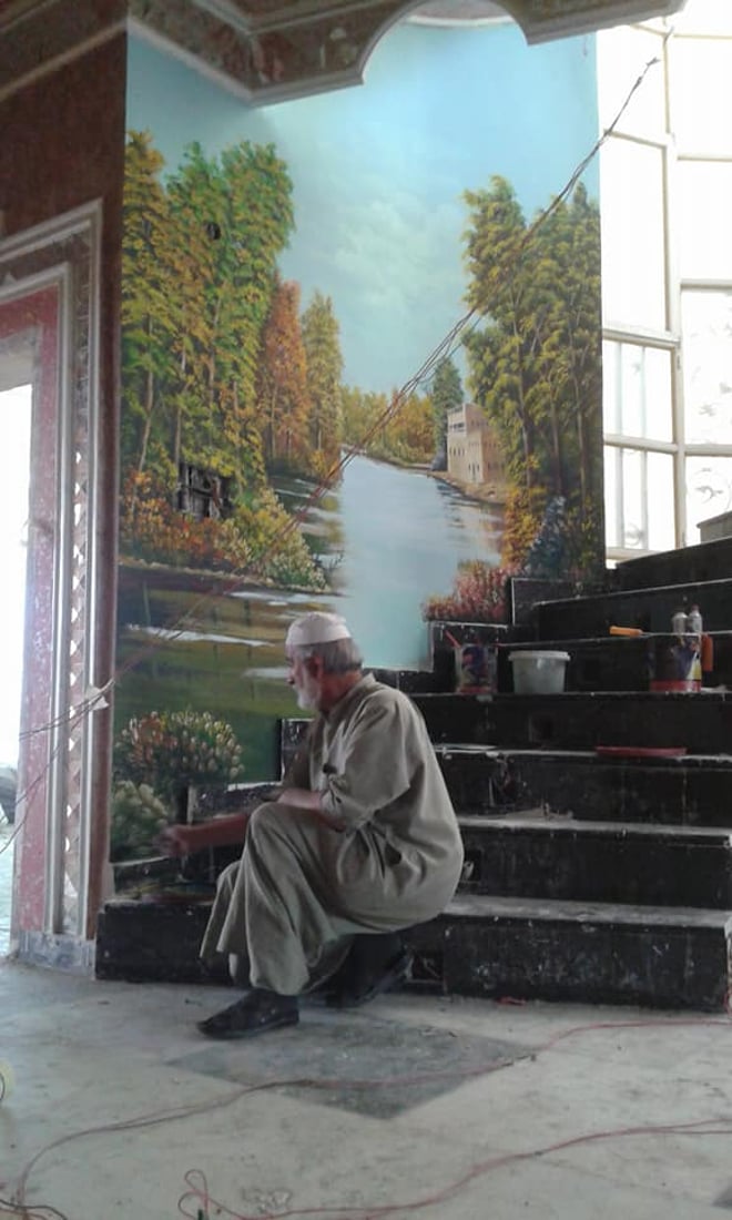 “بالدشداشة والعقال”.. ستيني بموهبة فطرية يُجسّد طبيعة الريف بلوحات عالمية