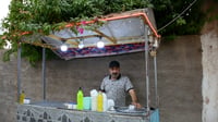 أشهر بائع لبلبي في حديثة قد يذهب إلى البيت قريباً.. الحم...