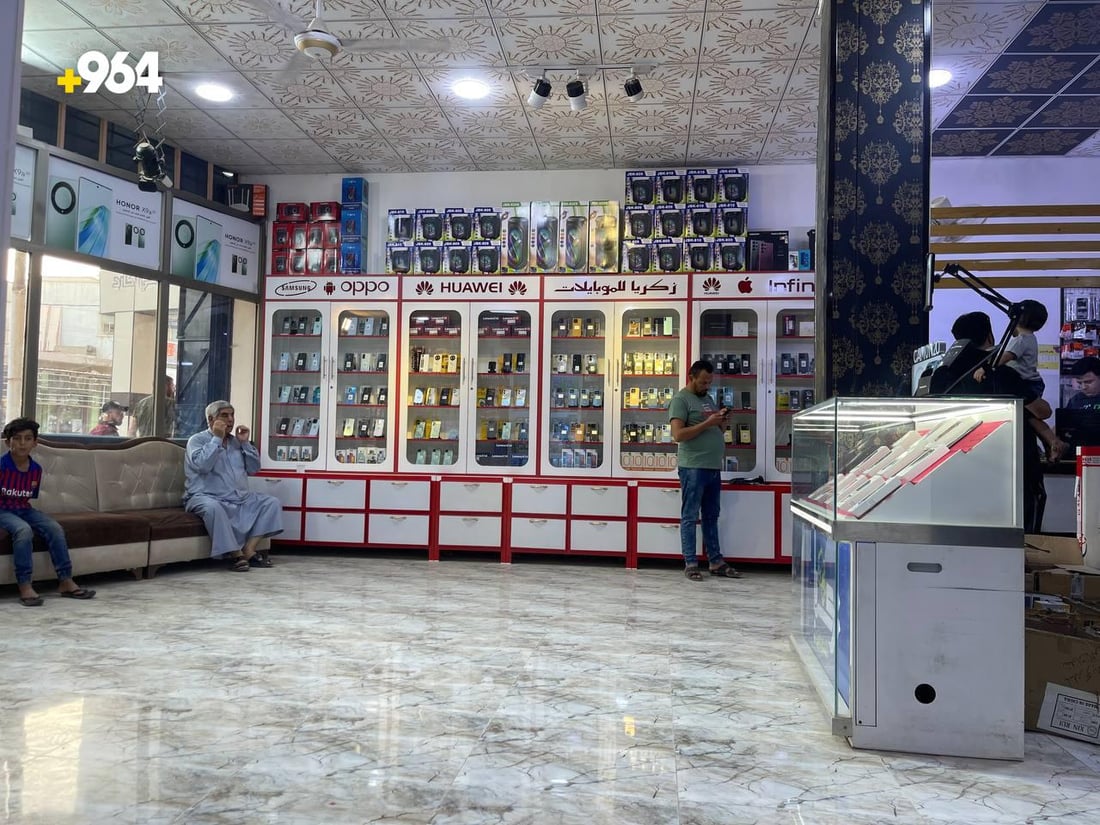 صور: زكريا أول مستورد للهواتف من الصين إلى هيت.. صيانة وعروض “لا تقاوم”!