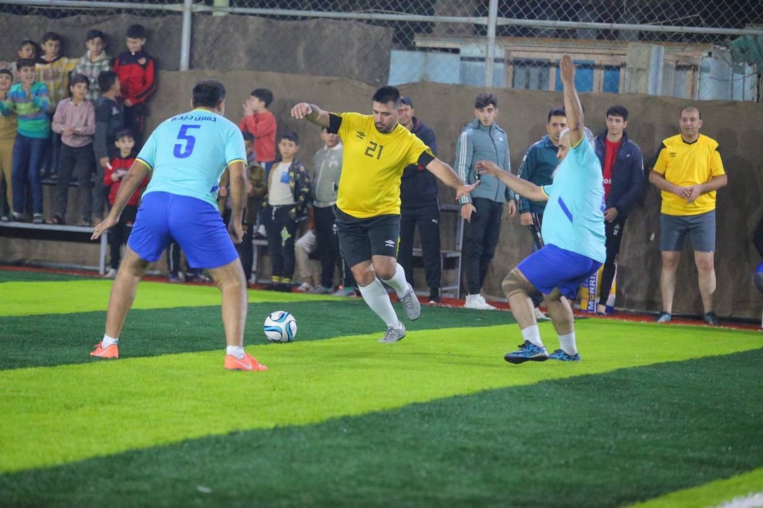 مباراة حامية في بلد: نجوم المنتخب والنادي المحلي يتراشقون بـ 9 أهداف (صور)
