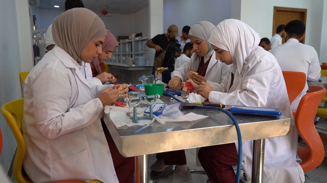 جامعة المعقل تصنع “أكبر فك أسنان” في العالم.. لتدريب الطلبة ودخول “غينيس”
