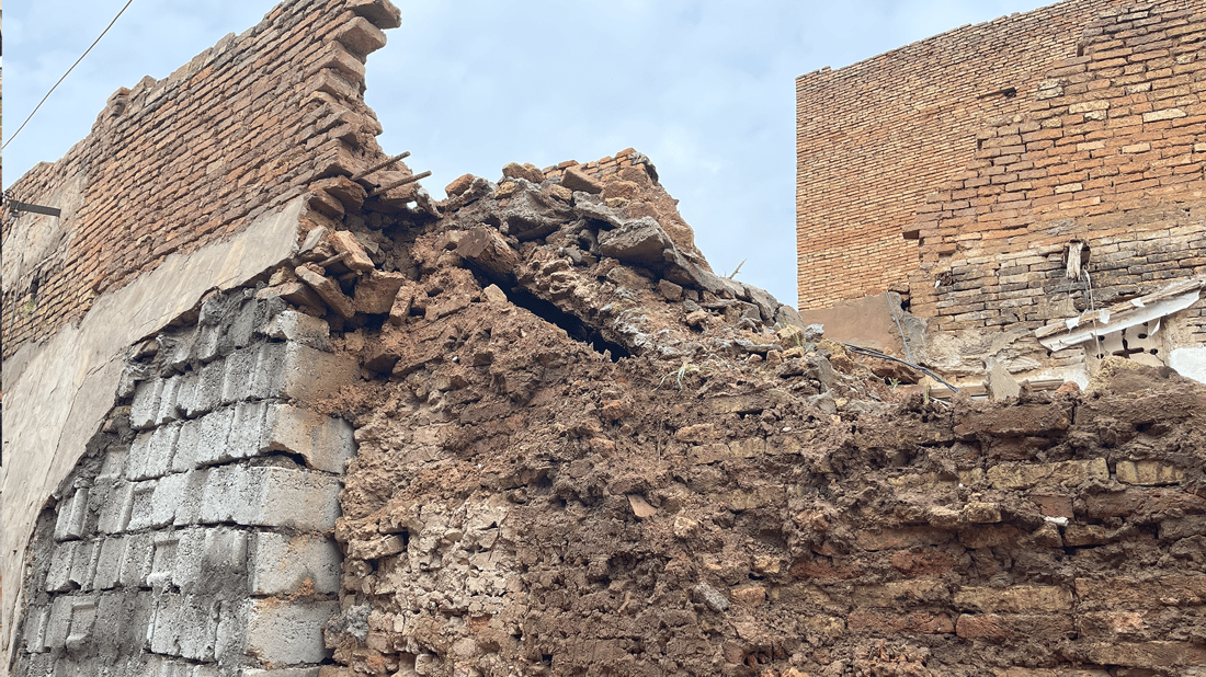 باران دیواری چەند گەڕەکێکی کۆنی هەولێری رووخاندوە