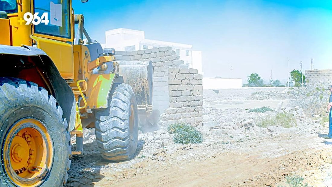 صور: شفلات البلدية تجرف منزلين متجاوزين على أراضي الدولة في البصرة