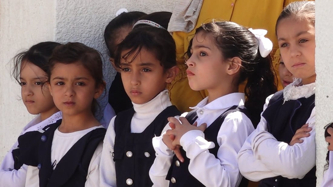 بنات شط العرب تتعلم درب السلامة بين الألغام.. محاكاة في ساحة المدرسة