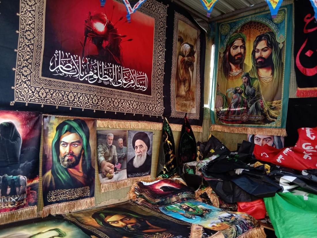 صور: سوق بغداد الجديدة يدخل موسم الأحزان بالرايات السود.. كل الأحجام بأسعار مناسبة